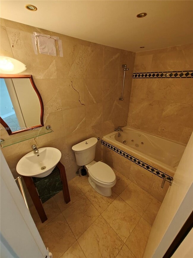 Building Photo - 825 Brickell Bay Dr