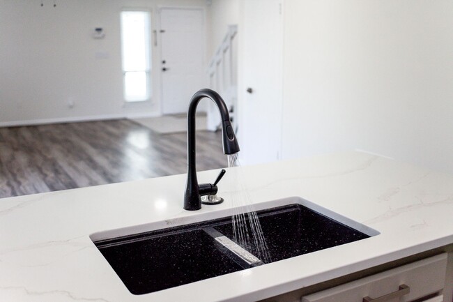 Building Photo - Columbus Station Condo-Ready to move in