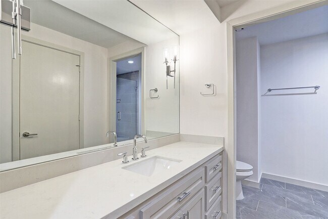 Building Photo - 121 N Post Oak Ln