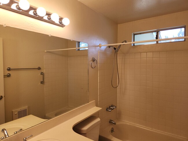 Building Photo - 2 Bed / 1 Bath with Oversized single car g...