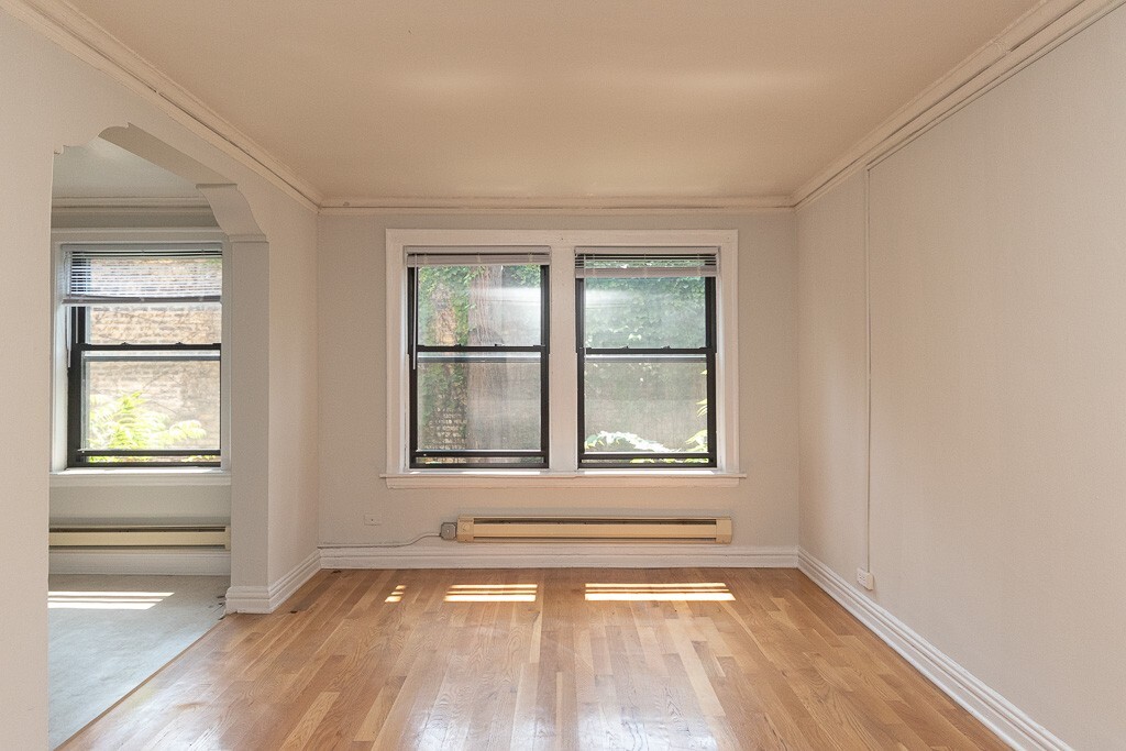 Building Photo - 430 W Roscoe St