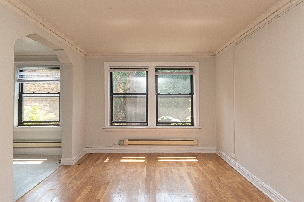 Building Photo - 533 W Roscoe St