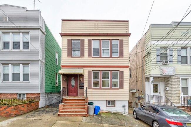Building Photo - 667 Liberty Ave