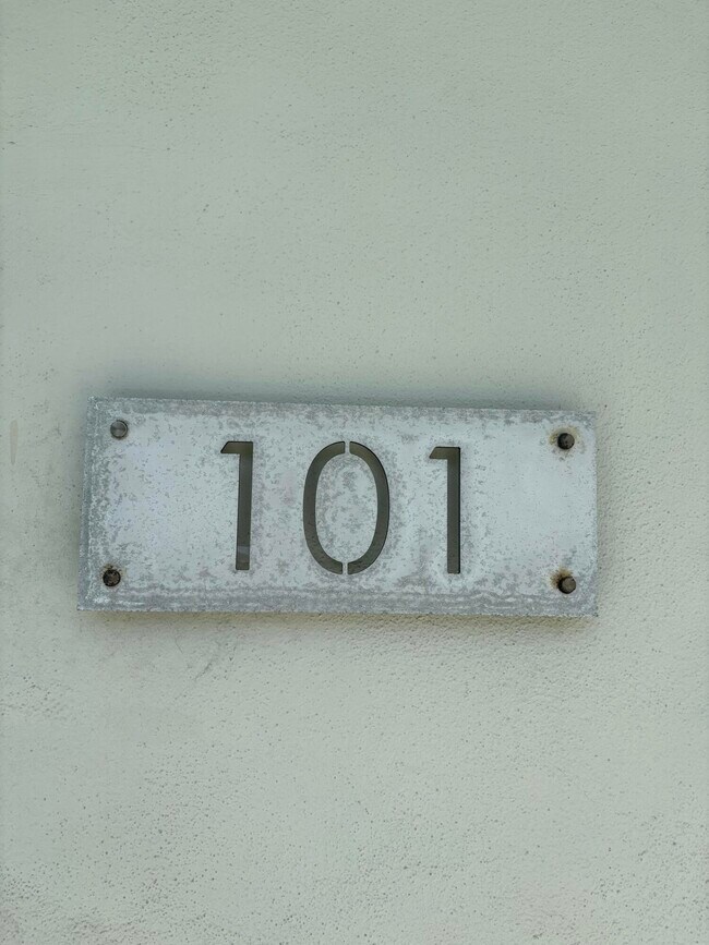 Building Photo - 609 NE 13th Ave