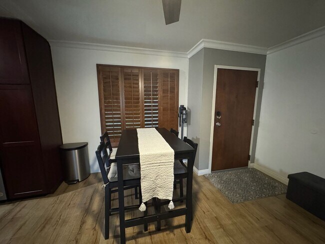 Building Photo - Spacious 1 bedroom condo centrally located...
