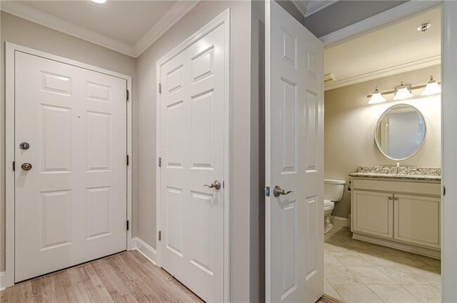 Building Photo - 300 Johnson Ferry Rd