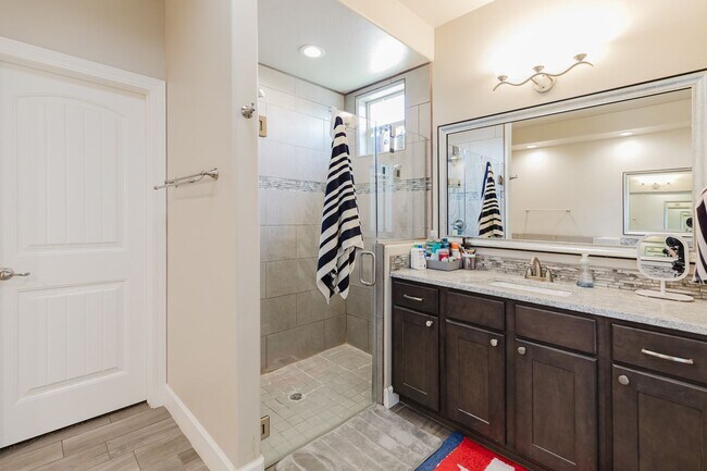 Building Photo - Spacious 3 Bedroom 2 Bath Home with 3-Car ...