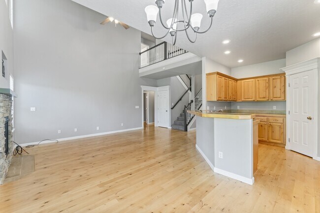 Building Photo - 552 E Whitney Ct