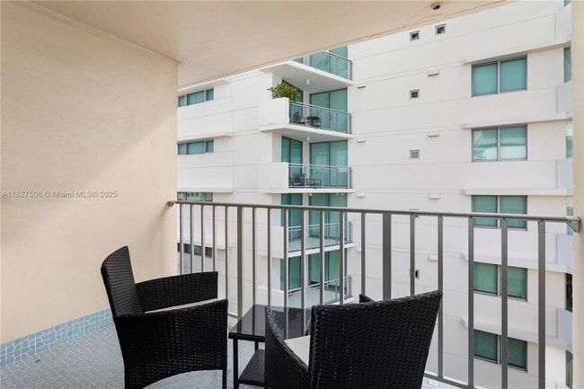 Building Photo - 9440 W Bay Harbor Dr