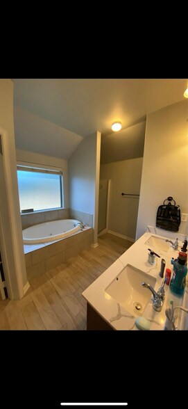 Building Photo - 201 High Meadow Ct