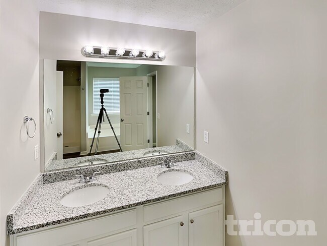 Building Photo - 701 St Charles Ave