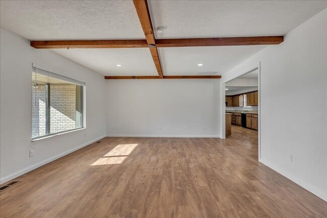 Building Photo - Home in the Heart of Yukon