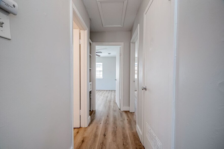 Building Photo - 8814 Manus St