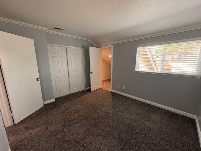 Building Photo - 3 Bed, 2.5 Bath in Ontario!