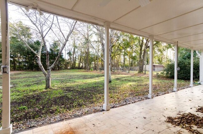 Building Photo - 229 Lullwater Dr