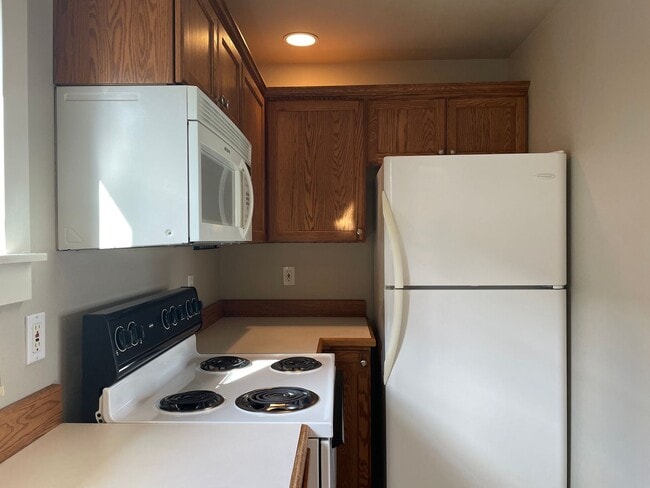 Building Photo - *** 1/2 MONTH FREE & FREE APPLICATION FEE ...