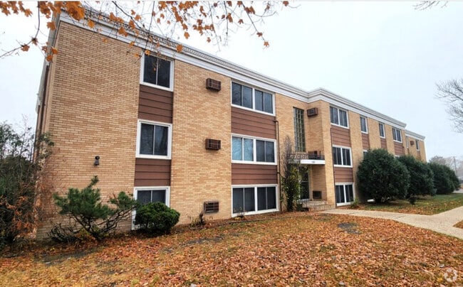 Building Photo - Hillcrest Apartments