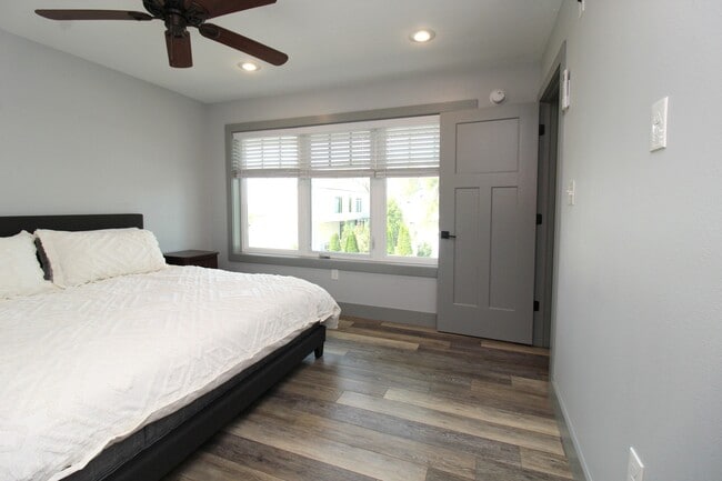 Building Photo - 400 SW E St