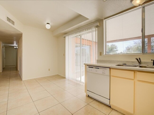 Building Photo - EASTSIDE LOCATION!!!