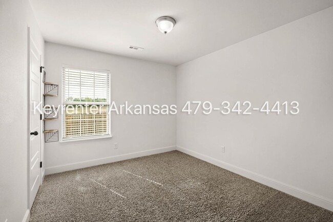 Building Photo - Bentonville living | 4bed 2bath