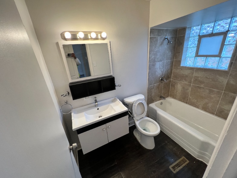 Building Photo - 9136 S Anthony Ave