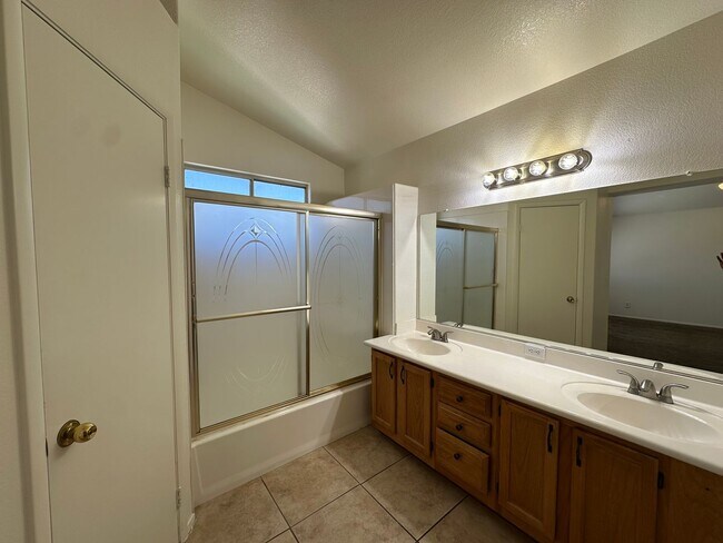 Building Photo - Pool and 4 bedrooms