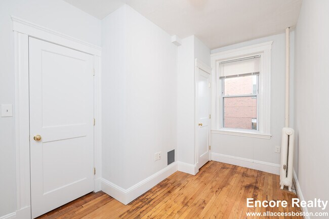 Building Photo - 49 Worthington St