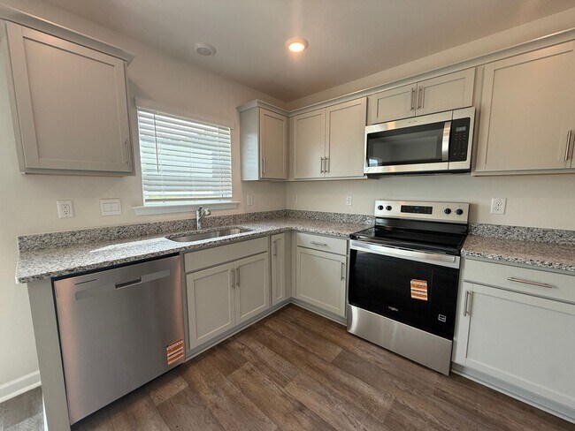 Building Photo - 3913 Falcon Ct