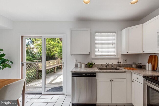 Building Photo - Great Townhouse w/ 2 Bedrooms, 1.5 Baths, ...