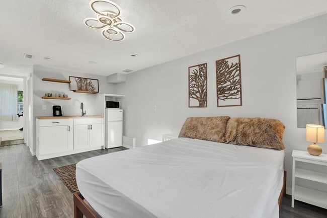 Building Photo - 5613 19th Ave S