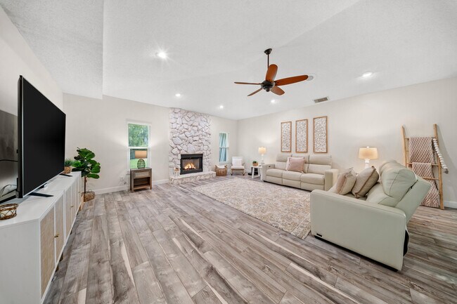 Building Photo - 7903 Plantation Lakes Dr