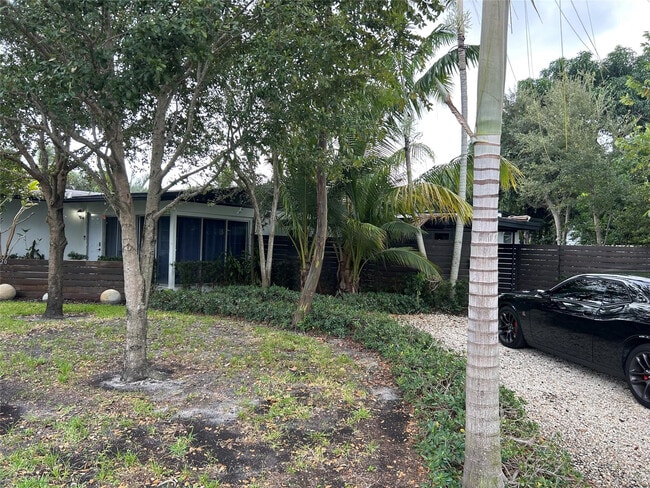 Building Photo - 720 NE 17th Ct