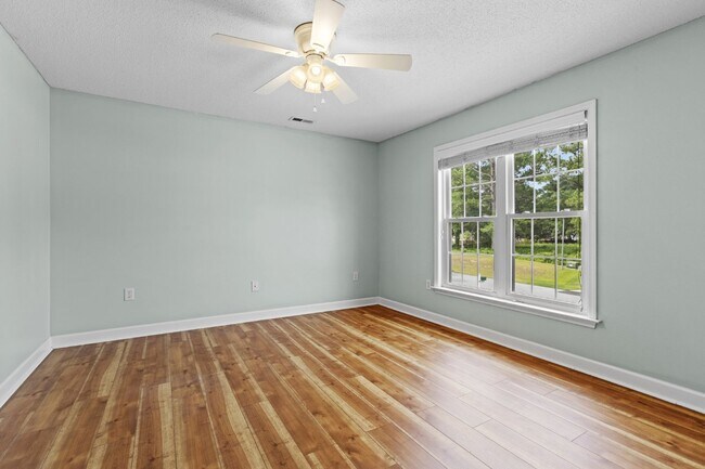 Building Photo - 4 Bedroom 2.5 Bathroom located in Creeks Edge