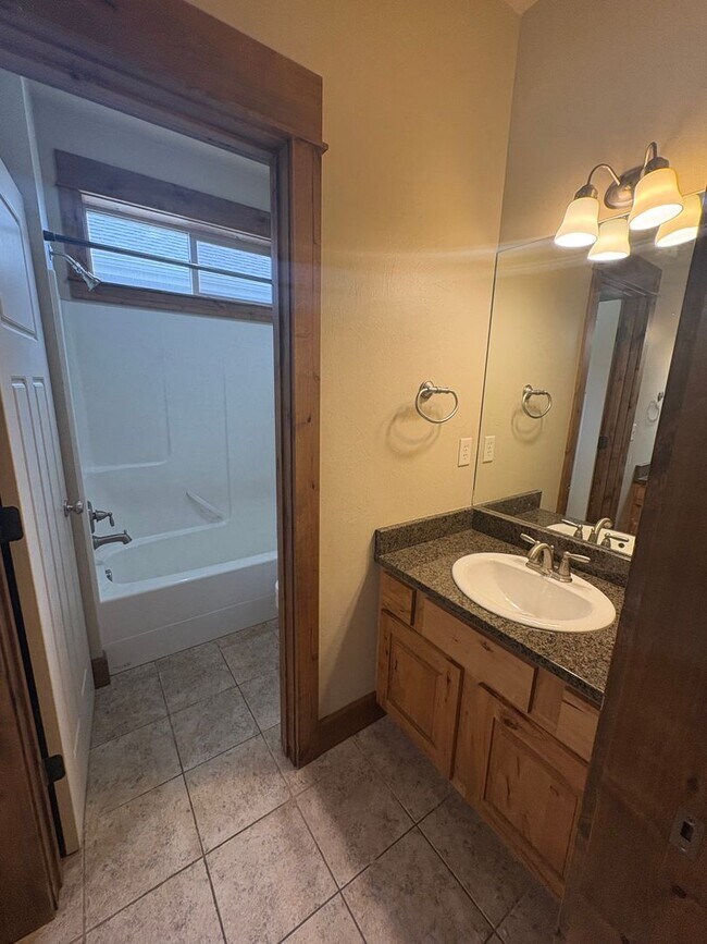 Building Photo - 3114 Madrona Ln