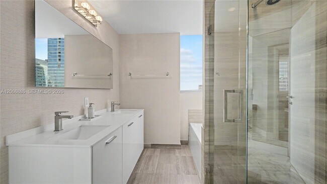 Building Photo - 1300 Brickell Bay Dr
