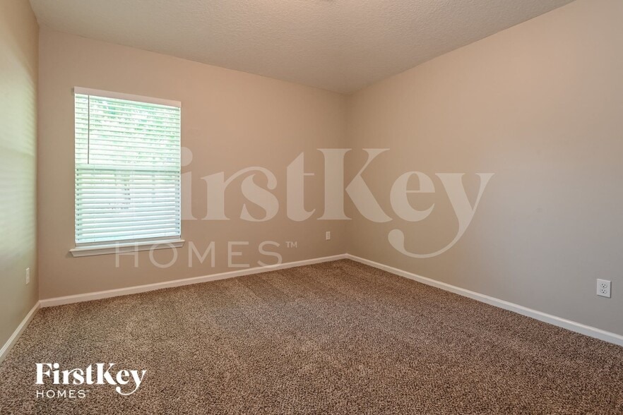 Building Photo - 13915 Ponderosa Pine Dr E