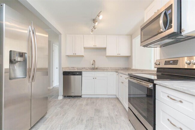 Building Photo - 12814 Kings Manor Ave