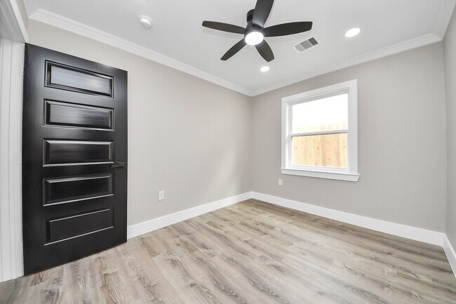 Building Photo - 10114 Fairfax St