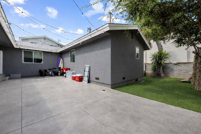 Building Photo - MASSIVE 8 Bed / 4 Bath Home on Mary Lane - 2 Kitchens! Private Yard, Driveway, 8 Parking Permits ...