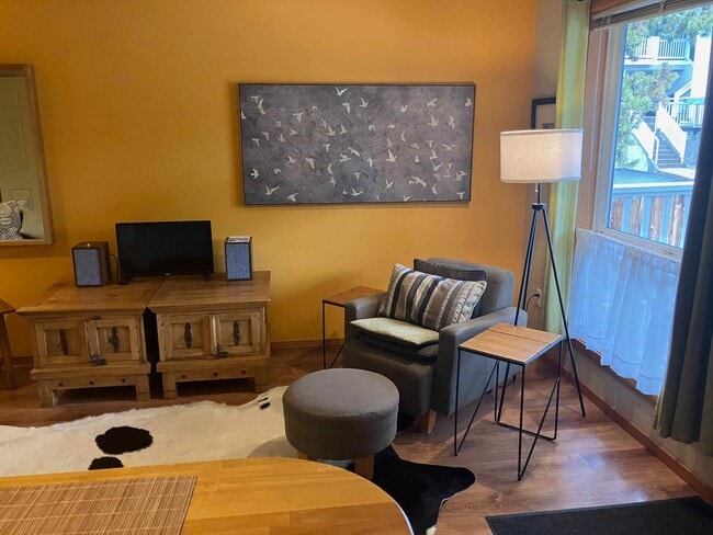 Building Photo - Charming Westside Condo Near Newport Market – Available April–October!