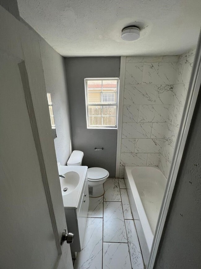 Building Photo - 3012 Live Oak St