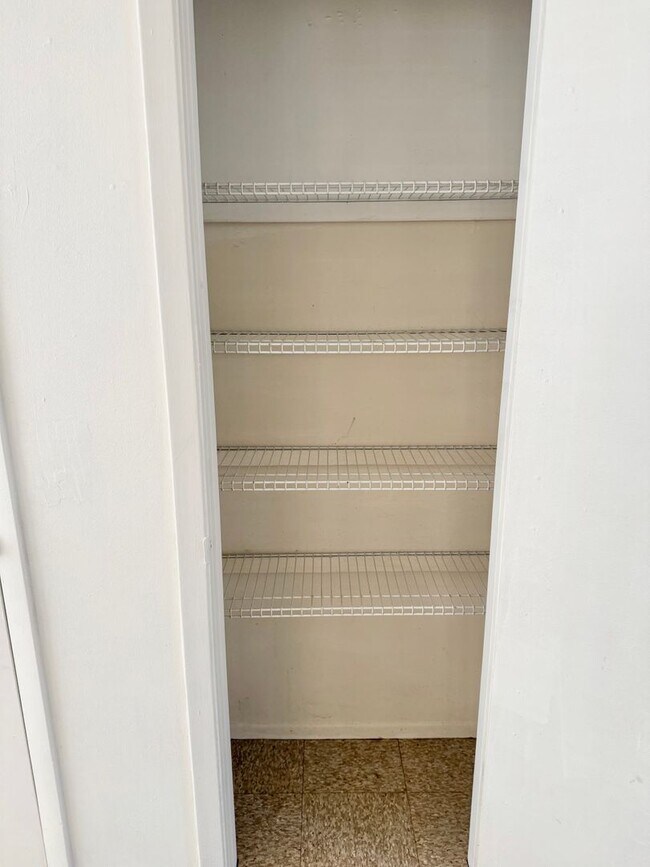 Building Photo - 2027/2029 Tennyson