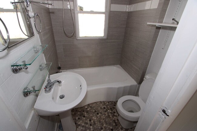 Building Photo - One of a Kind 4 Bed 1 Bath Home