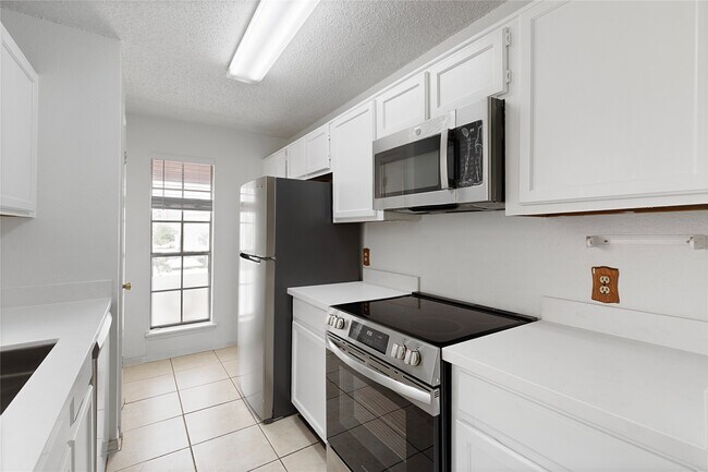 Building Photo - 2121 Hepburn St