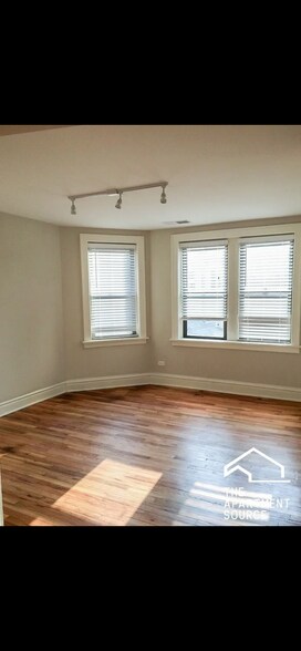 Building Photo - 2232 W Wilson Ave