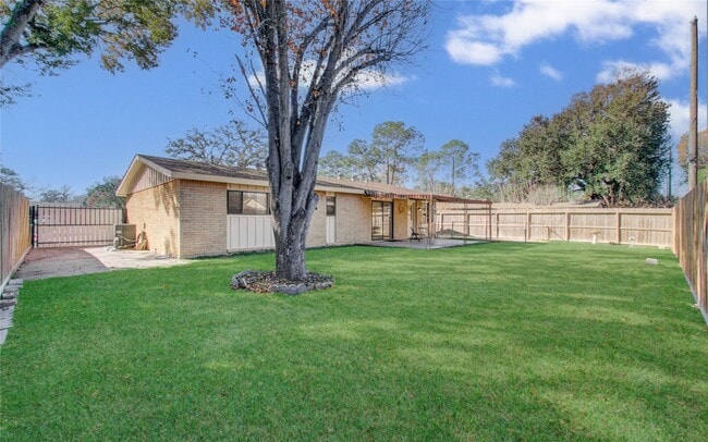 Building Photo - 5926 Ettrick Dr