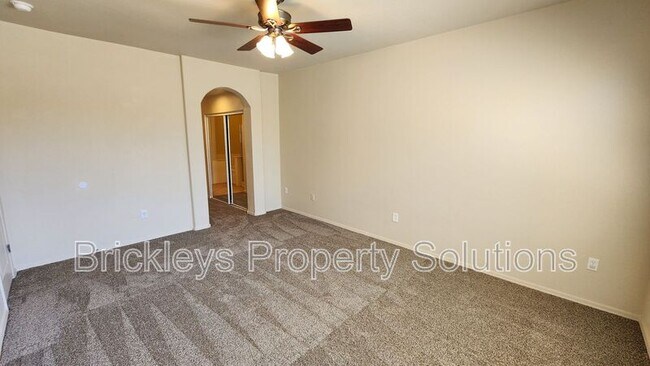 Building Photo - 705 W Queen Creek Rd