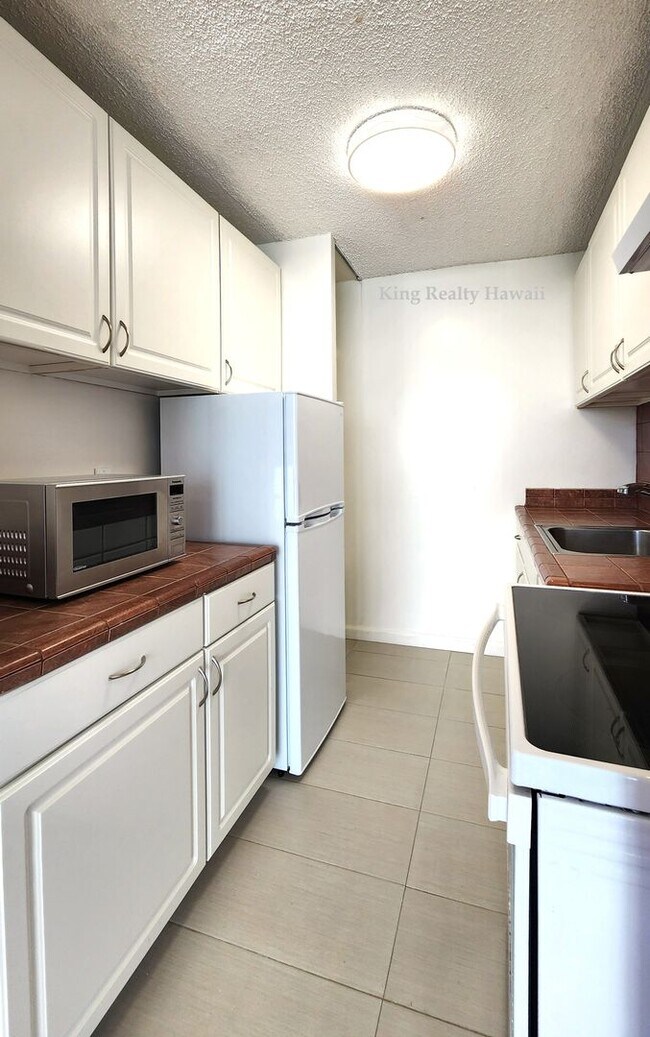 Building Photo - ** Newly Upgraded 1 bedroom  / 1 bath w/la...