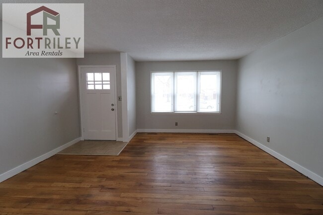 Building Photo - 530 W Elm St