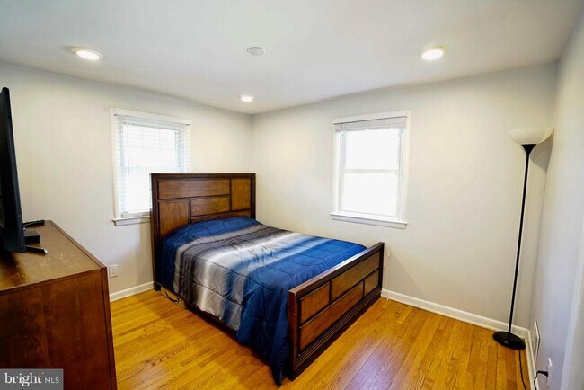 Building Photo - 4218 University Dr